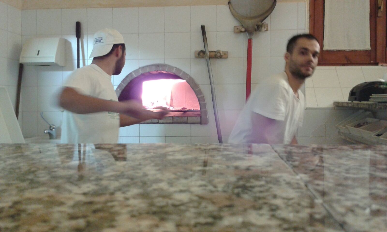 Il pizzaiolo davanti al forno a legna del ristorante pizzeria a Castiadas