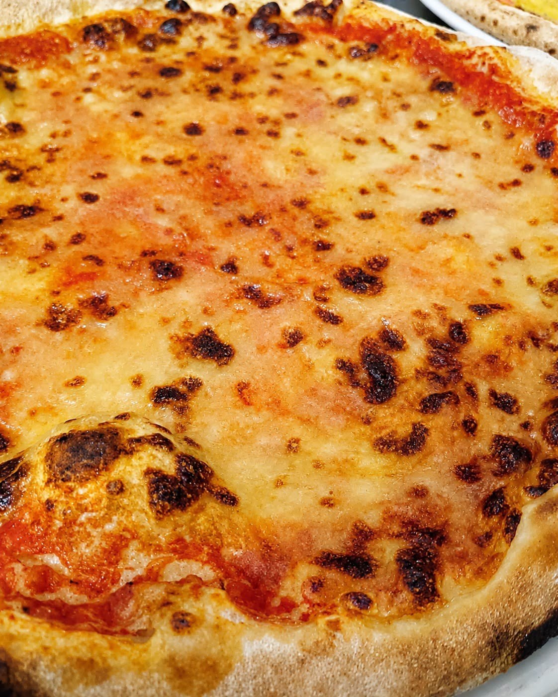 Pizza appena sfornata nel forno a legna a Castiadas
