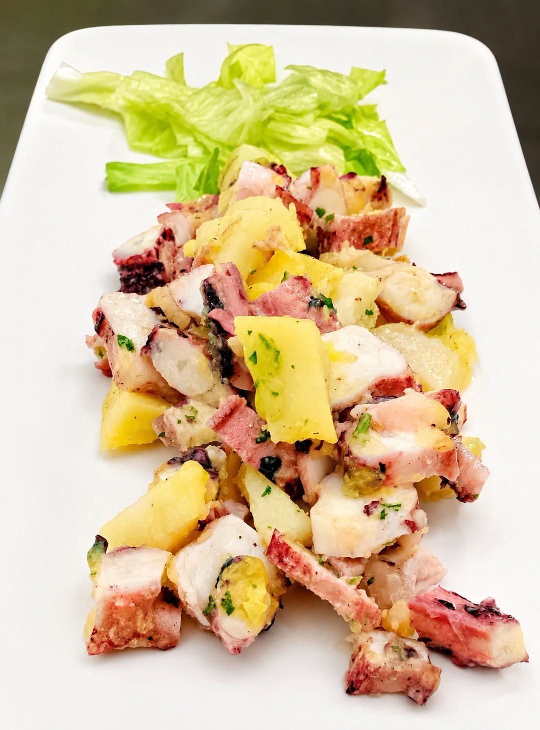 Insalata di polpo e patate servita come antipasto a Castiadas