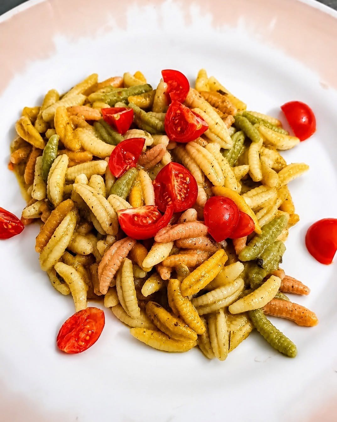 Primo piatto di pasta fresca sarda con pomodorini a Castiadas